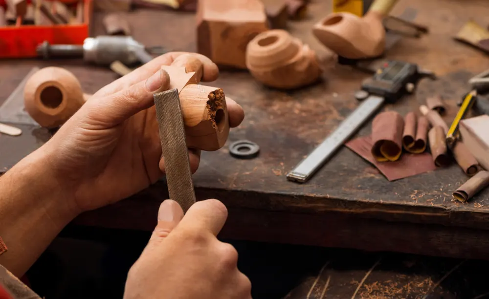 You are currently viewing Z akého dreva sa vyrábajú fajky na tabak? Každý fajkár by mal vedieť, čo drží v ruke!